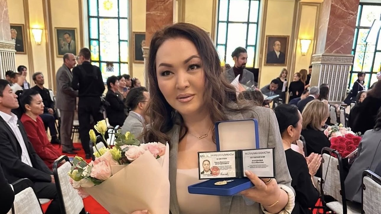 Баян Алагөзова сіңілісінің қуанышты жаңалығымен бөлісті