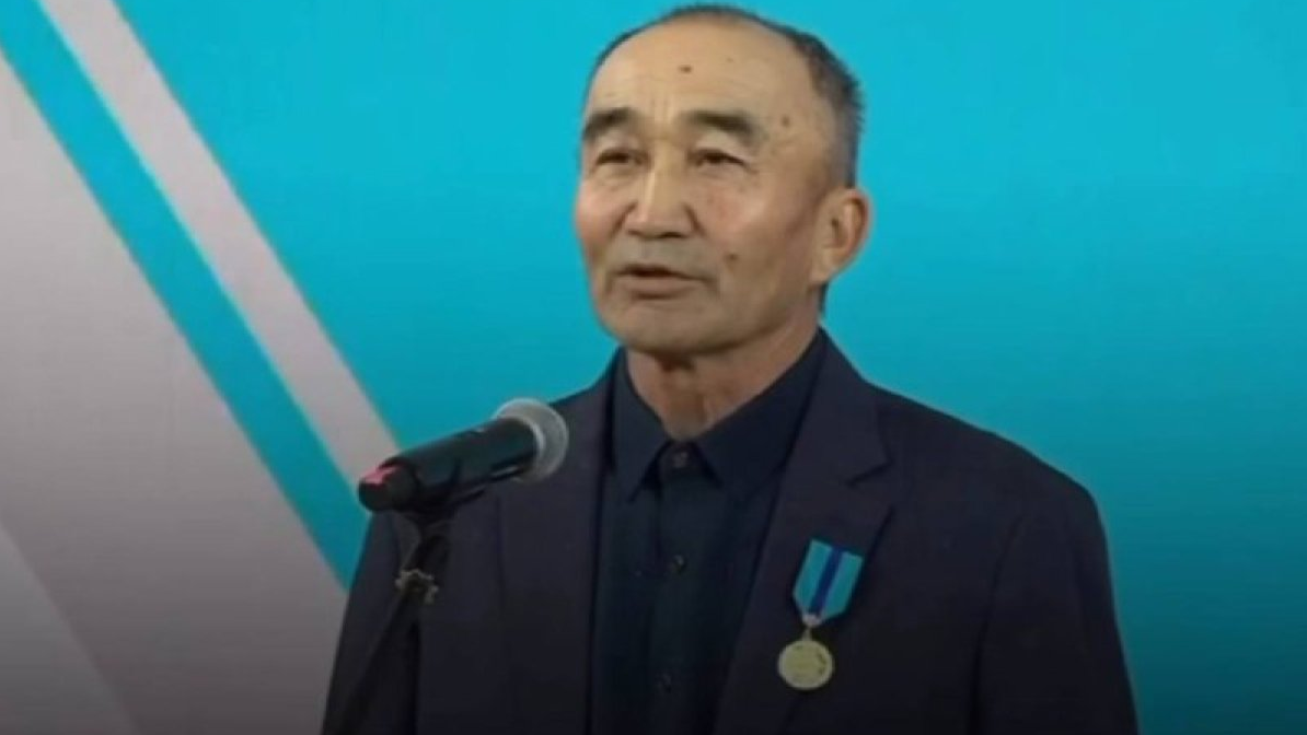 «Көше сыпырсам да, елге пайдам тисін дедім»: Қытайдан келген азамат 20 жыл еңбегінен кейін марапатталды