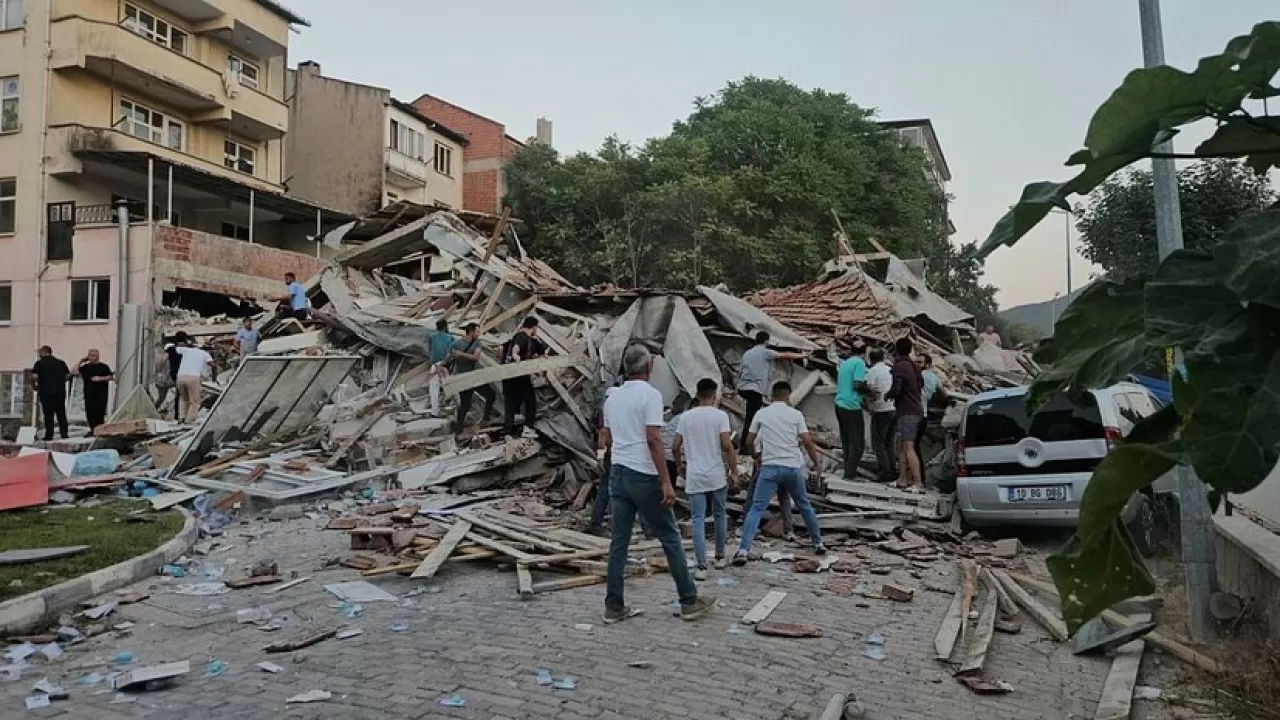 Түркияда тағы да жойқын жер сілкінісі болып, ғимараттар қирады 