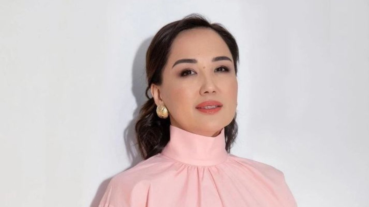 Толқын қыз үлкен есегі бар былжырап жатыр