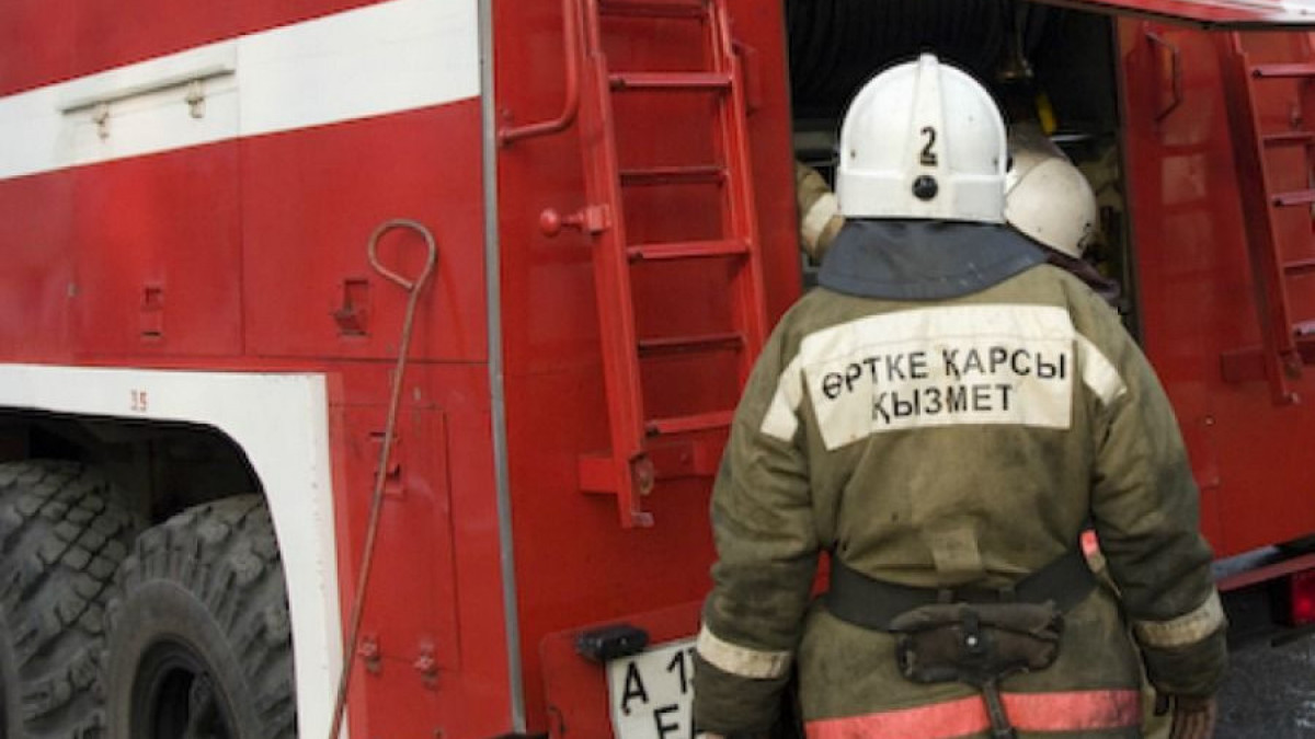 Көкшетауда көп қабатты үй өртенді: 12 адам құтқарылды
