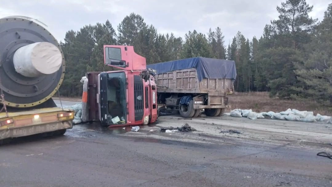 Абай облысында жеңіл көлік пен жүк көлігі соқтығысып, 3 адам қаза тапты 