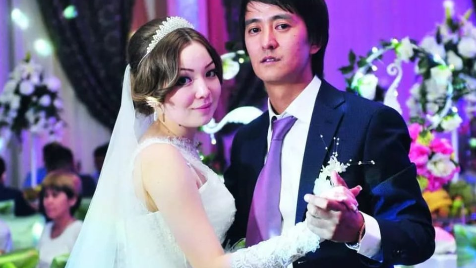 Бір қыздың жылап жатқанын қараңыз