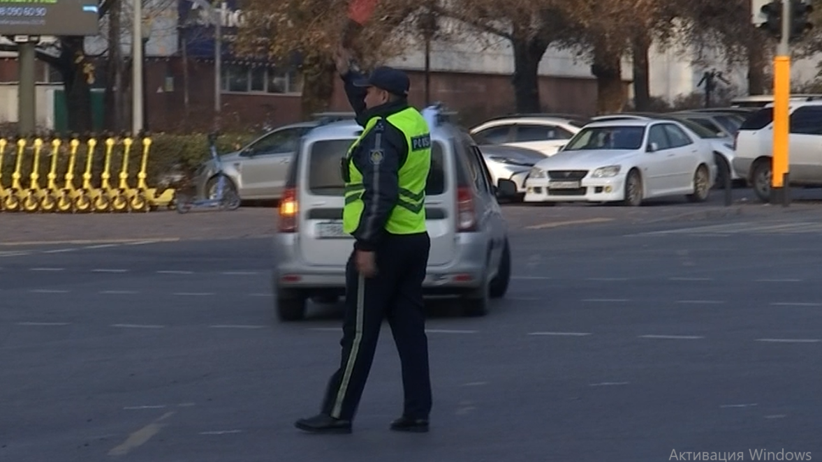 Алматыда көшенің ортасында полицейді көлік қағып кетті