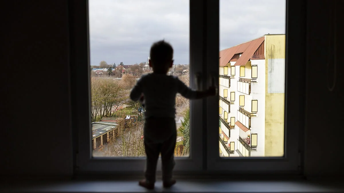 Атырауда екі жасар бала терезеден құлап мерт болды 