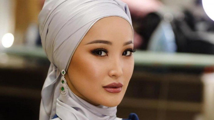 Мөлдір Әуебекованың анасы әнші қызына үшінші рет тұрмысқа шығуға кеңес берді 