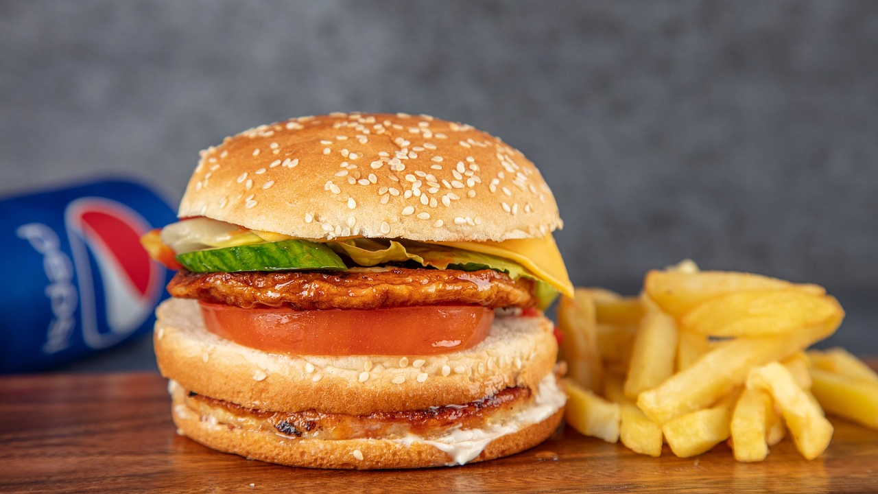 Жамбыл облысында фаст фудтан 12 оқушы жаппай уланып қалды