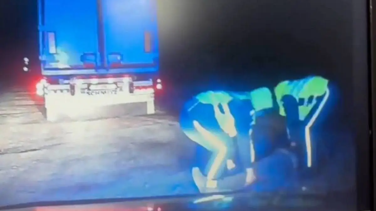 Семей тас жолында инсульт алған жүргізушінің өмірін полицейлер құтқарып қалды