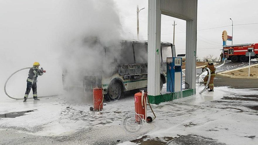 Атырау облысында жанармай құю бекетінде автобус өртенді
