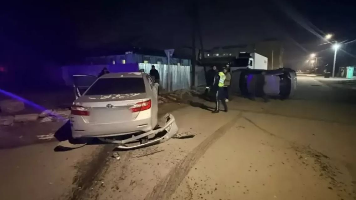 Семейде жол үстінде көлік аударылып қалды