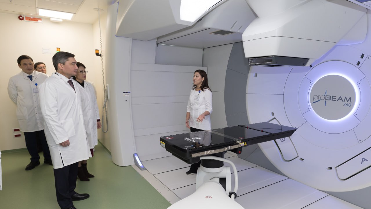 Олжас Бектенов медицинадағы озық технологиялардың дамуын тексерді