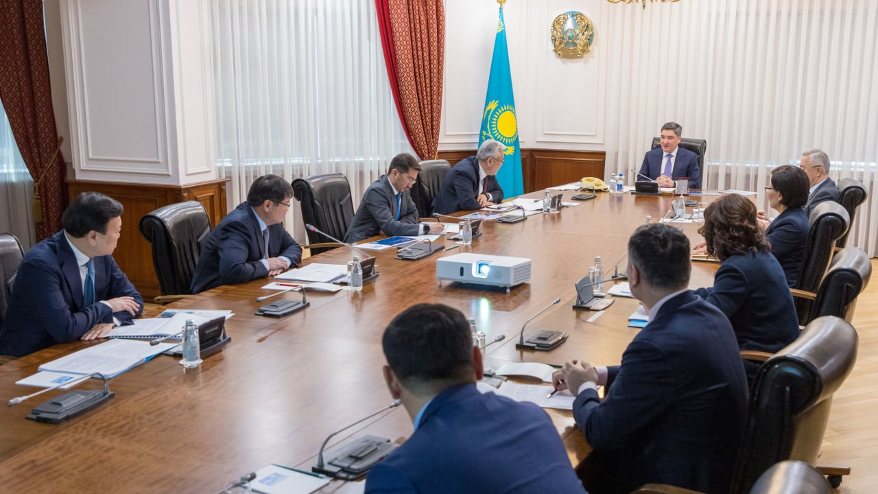 Олжас Бектенов әлеуметтік қолдау мен білім саласында тәртіп орнату бойынша кеңес өткізді