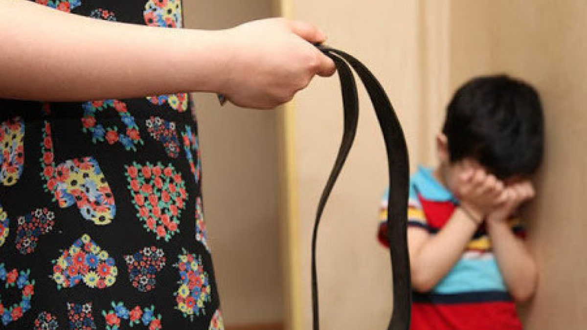 Қарағандыда анасы 4 жасар баласының қолын қайрып байлап, жалғыз тастап кеткен