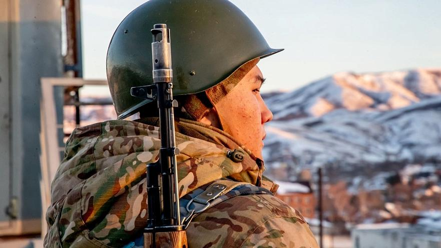 «Сотталғандар қоршауға өрмелемек болды»: Өскеменде түзету мекемесінде оқ атылды 