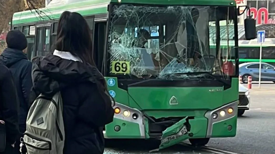 Алматыда екі автобус соқтығысып қалды