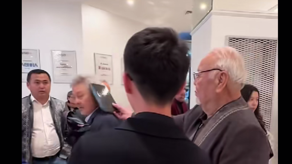 «Мынау ерсі қылық»: Асанәлі Әшімов шәкірттің ұрған видео желі де тарады (ВИДЕО) 