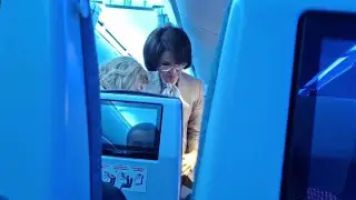 Денсаулық сақтау министрі ұшақта жас қыздың өмірін құтқарып қалды