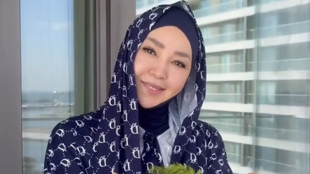 "Бәрін ботқа қылды": Айнұр Тұрсынбаева тағам дайындаймын деп сынға қалды (ВИДЕО)