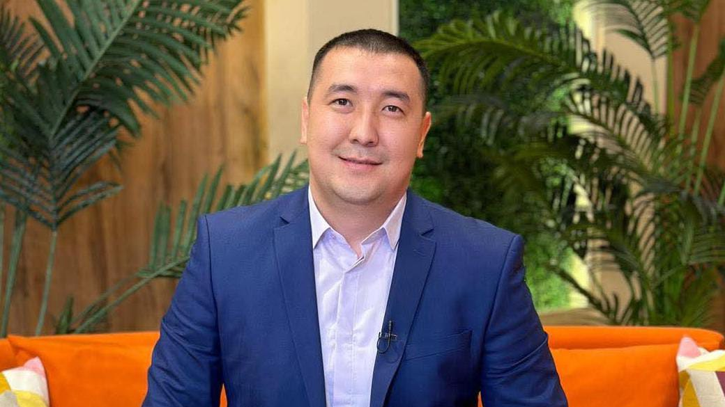 «Айыппұл төлеп құтылады»: Заңгер бүлдіршінді теуіп құлатқан адамның қандай жазаға тартылатынын айтты