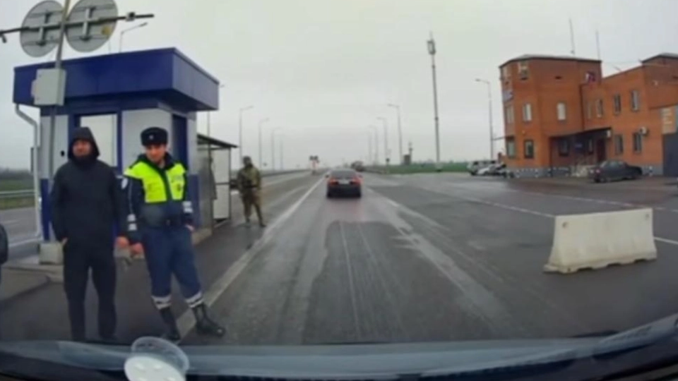 Шекарада жүрек елжіреткен сәт: шешен шекарашысы қазақстандыққа үйін ұсынды (ВИДЕО)