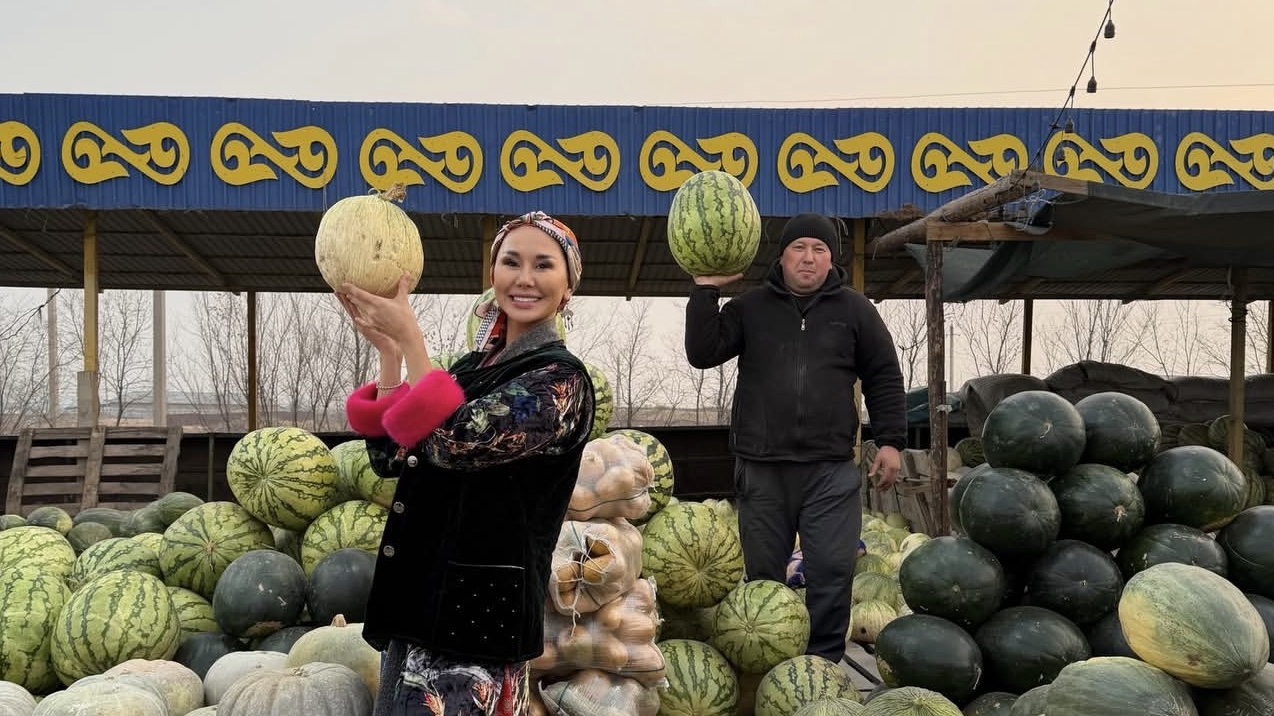 «Образды өлтіріп жіберіпті»: Динара Сәтжанның Сарыағаштағы келіндік образы талқылануда (ВИДЕО) 