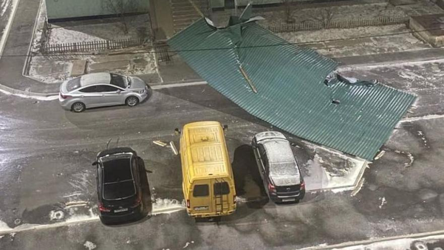 Қатты жел Атырауда тұрғын үйлер мен көліктерге зиян келтірді