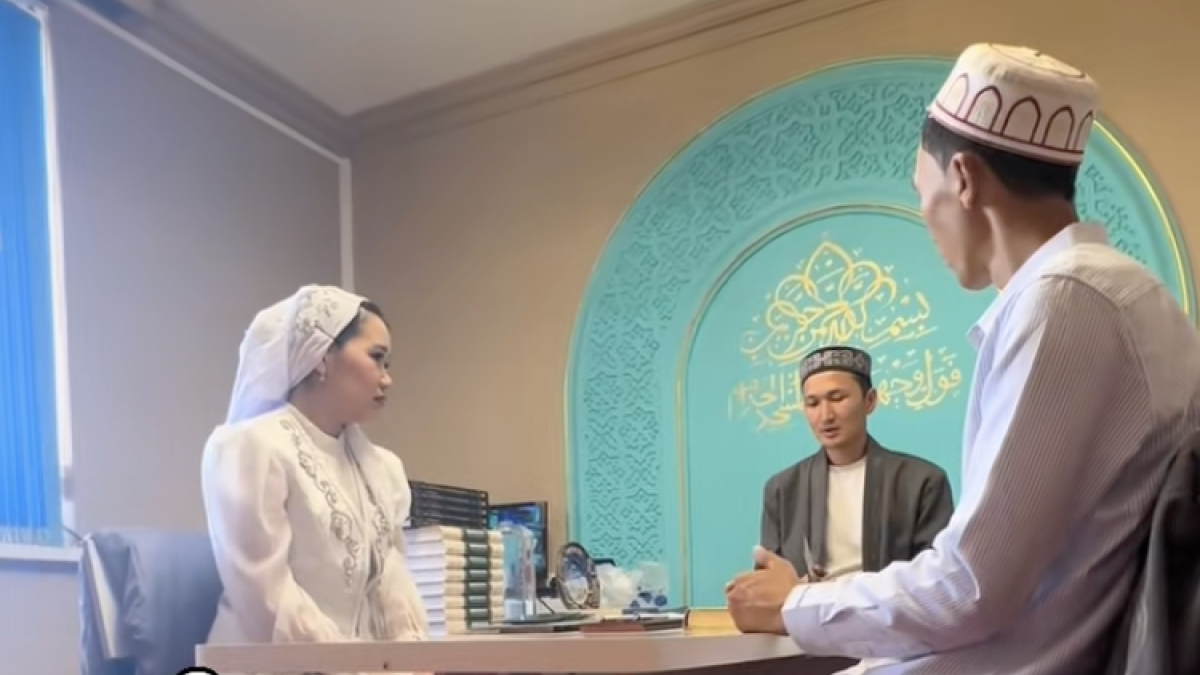 «Алтын күте тұрсын»: Мұғалімнің ерекше мәһрі желіні шулатты (ВИДЕО)