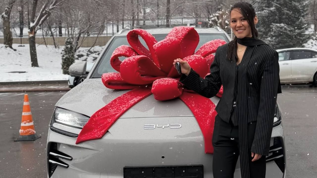 Боксшы Алуа Балқыбековаға көлік сыйға тартылды