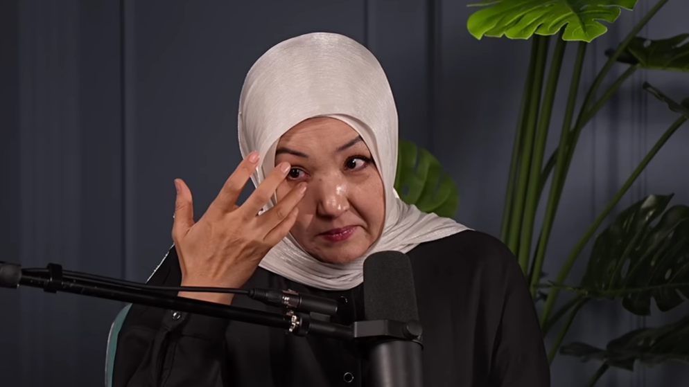 "Балам шетінеп кетті, күйеуім қуып шықты": Индира Расылхан жан сырын ақтарды (ВИДЕО)