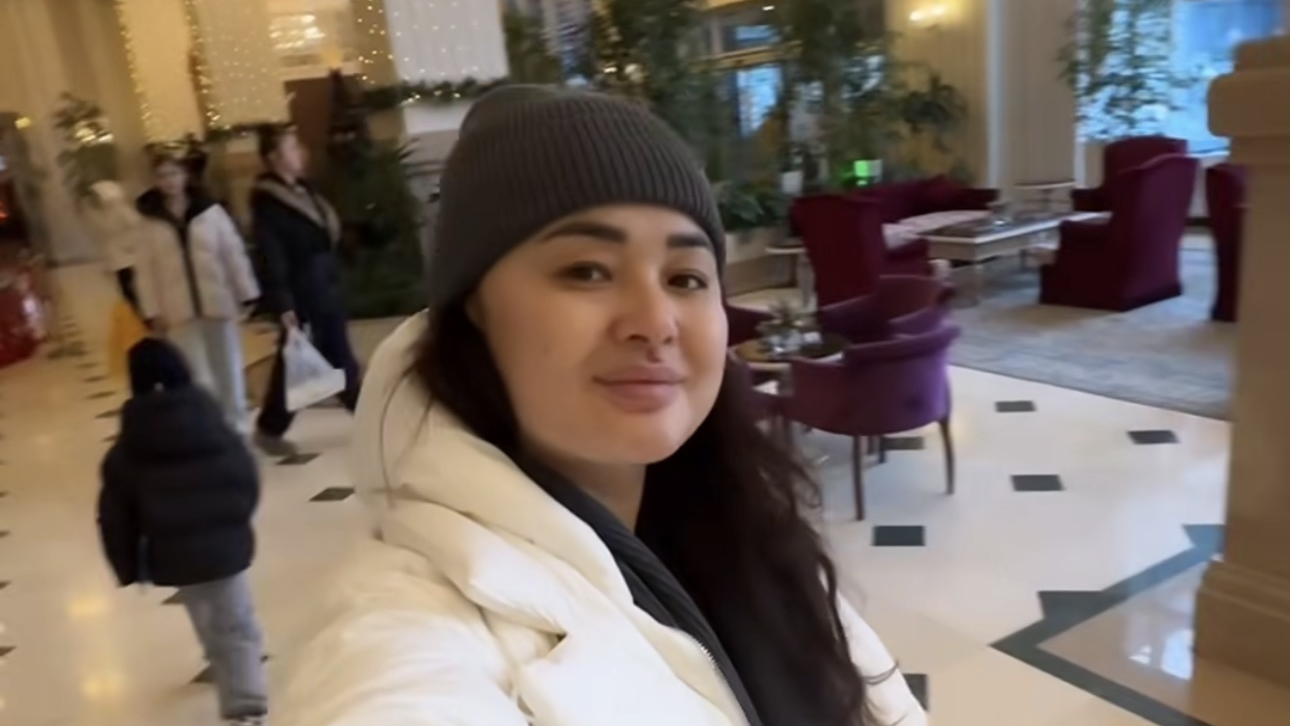 «Үйде тойламаймыз»: Мөлдір Мұқан Жаңа жылды үйде тойламағаны үшін сынға қалды