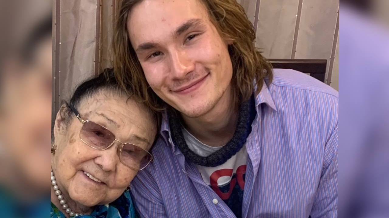 "Әкесінен аумайды": Батырхан Шүкеновтың ұлы Бибігүл Төлегеновамен жүздесті (ВИДЕО) 