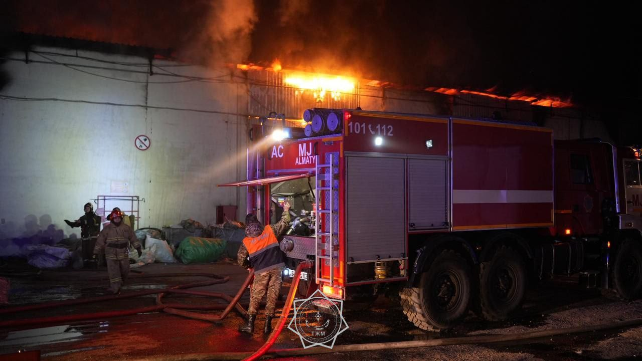 Алматыда ірі қоймалардың бірі өртенді