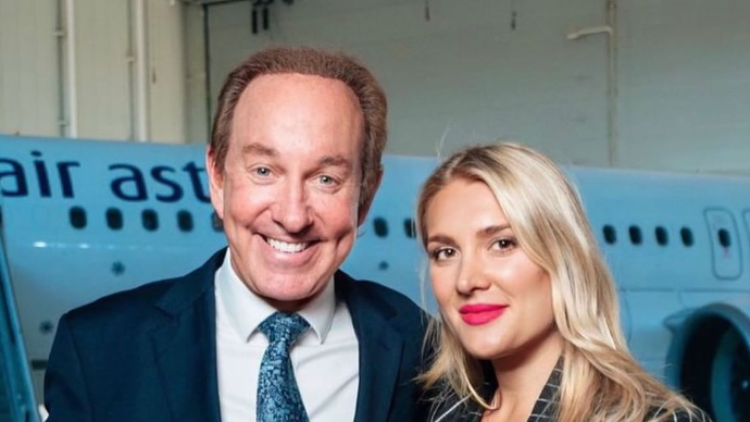 Питер Фостердің әйелі туыстарына арзан бағаға билет алып келген (ФОТО)