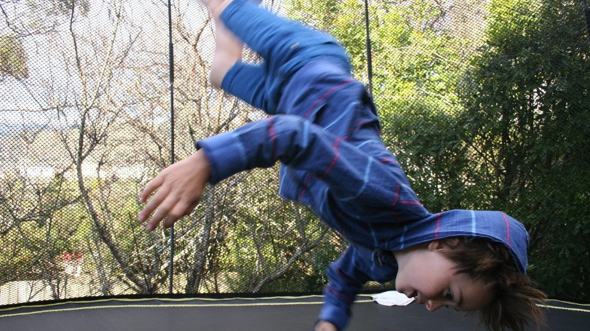 Ақтөбелік бүлдіршін батутқа барғаннан кейін мүгедек болып қалды