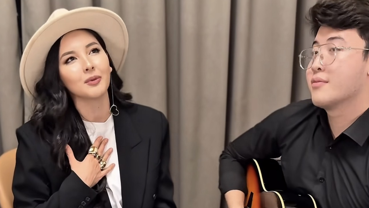 ШОК! Айдана Меденова орамалын шешті (ВИДЕО)