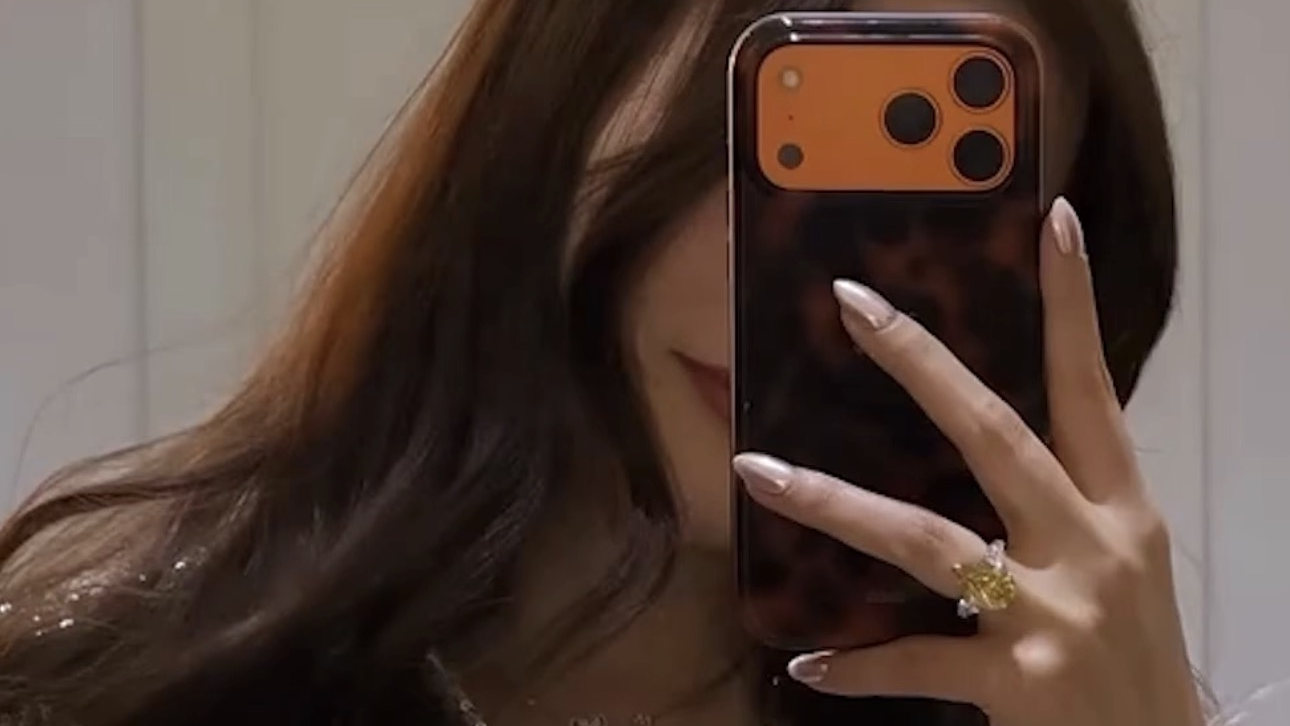 «Менде де осындай болса…»: Ерке Есмаханның 10 караттық сақинасы жұртты шулатты (ВИДЕО)