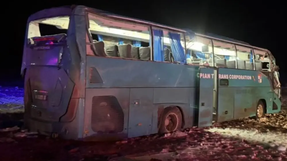 Маңғыстау облысында жолаушылар автобусы аударылып, 4 адам қаза тапты