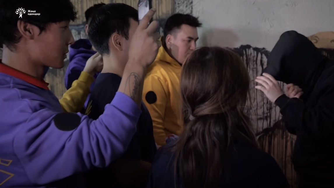 «Ешкімге айтпа»: Жаңа адамдар күдікті педофилдерді әшкерелеуде (ВИДЕО)