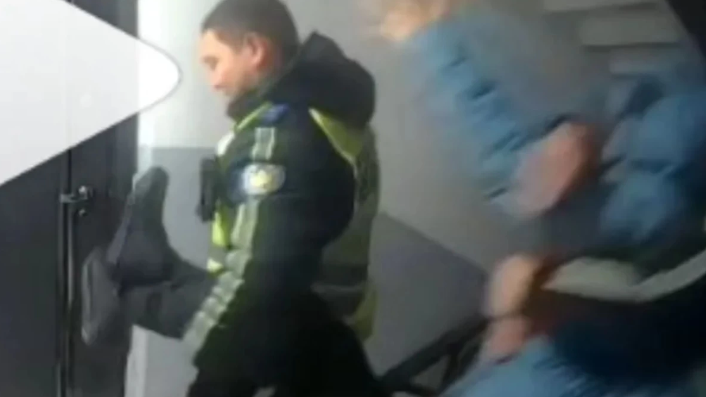 Атыраулық полицейлер зейнеткерді өз үйінен көтеріп алып шыққан