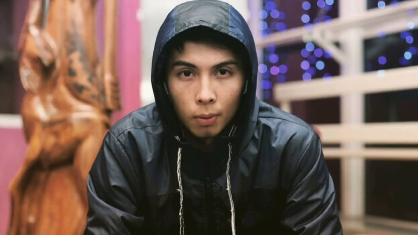 «Өкінемін, емделу керек»: Рэпер Qarakesek сотта кінәсін мойындады