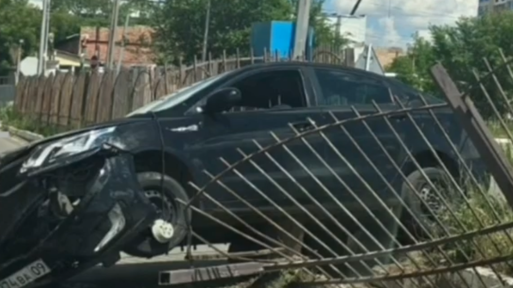 Девушка устроила аварию на площадке автоЦОНа при сдаче на права в Караганде 
