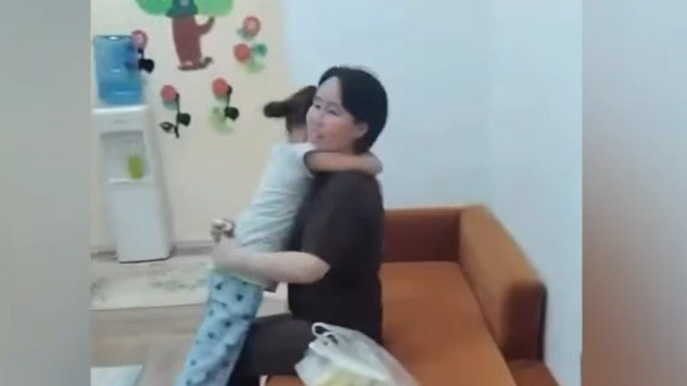 «Өңі кіріп, сұлуланып кетіпті»: Ақбаян Мұқанғалиева балаларымен қауышты