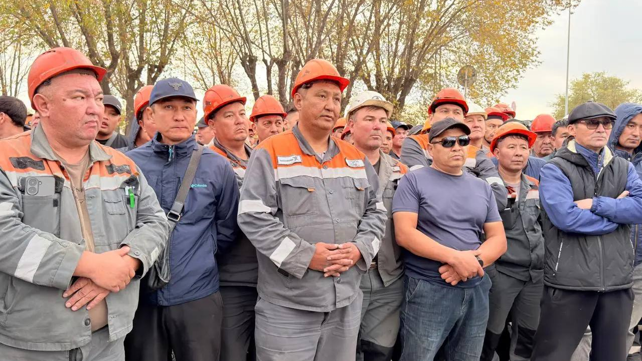 Ақтөбеде зауыт жұмысшылары жаппай наразылыққа шықты