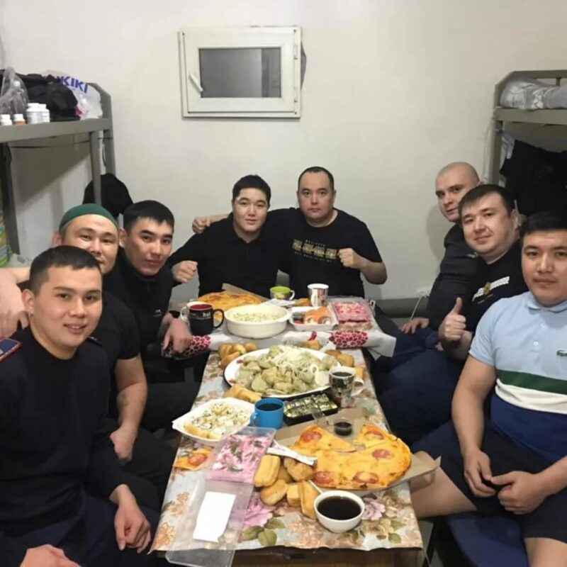 Сотталғандармен бір дастарқанда отырған полицейлердің суреті жарияланды (видео)