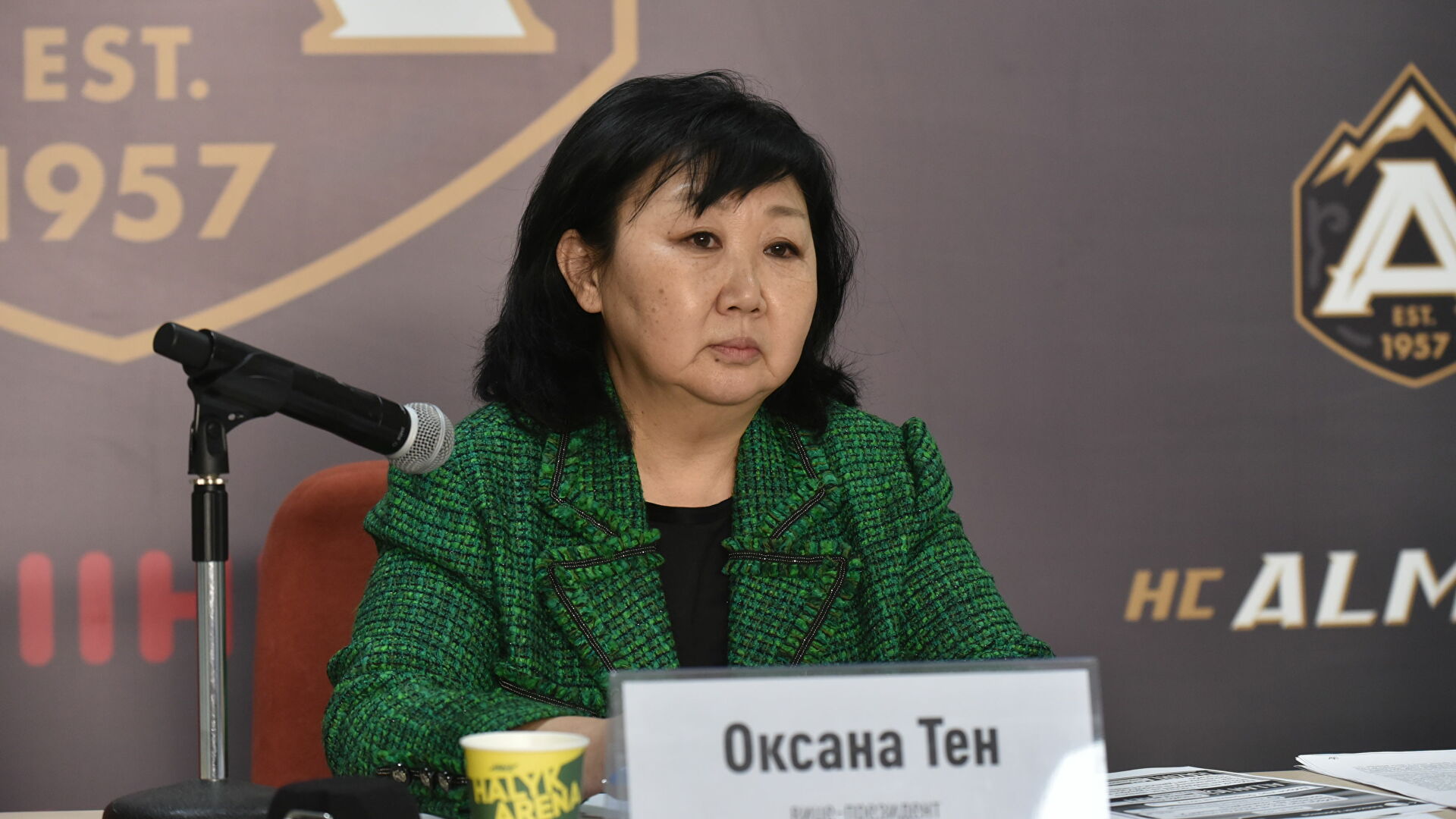 Денис Теннің анасы жанжалдан соң қызметінен кетті