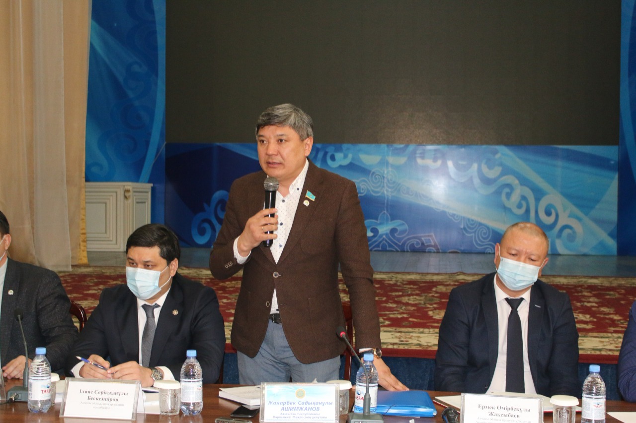 Депутат Жанарбек Әшімжан Талдықорғанда «Қаңтар оқиғасына» байланысты қамалғандармен кездесті