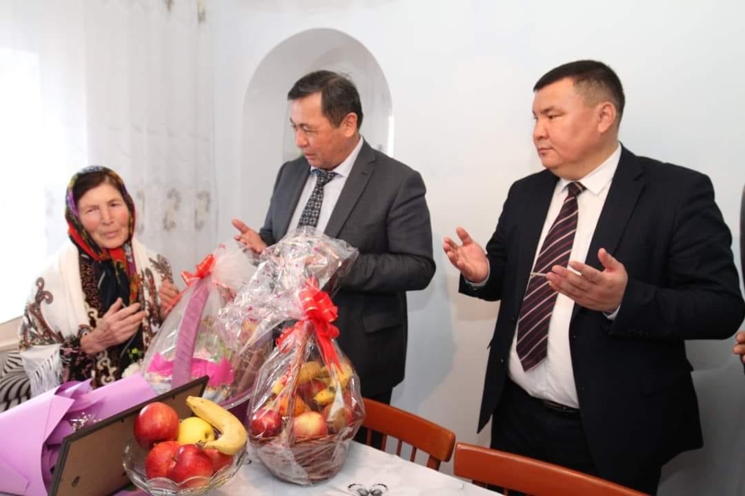 Жетісай ауданының әкімі әжелерге тәттілер мен жеміс-жидек себетін сыйға тартты