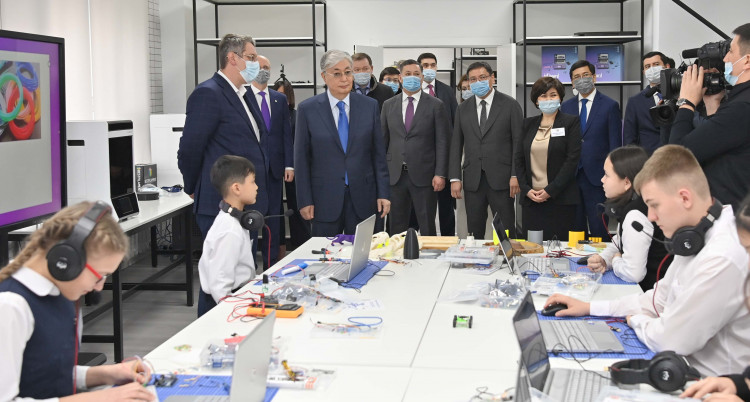 Тоқаев оқушыларға сыйлықтар тарту етті