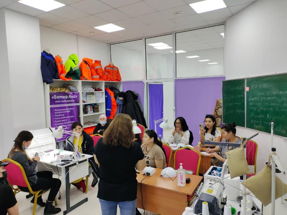Ақтау қаласы әкімдігі аналарға маникюр жасауды үйретіп жатыр