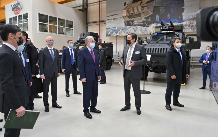 Президент брондалған дөңгелекті техника шығаратын зауытқа барды